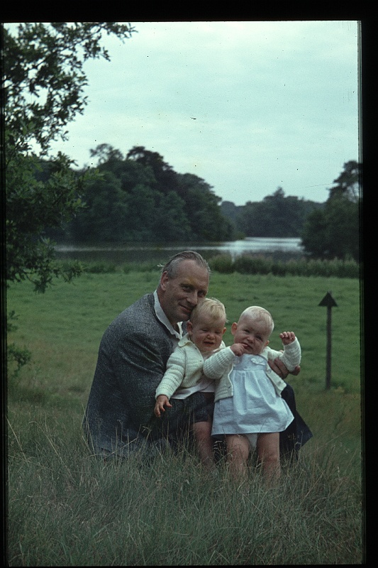 29.Horsten jul 1964 Papa,Brigitte,Marion.JPG